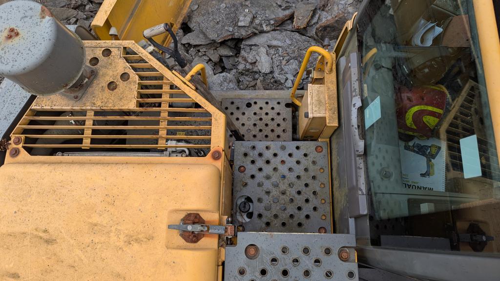 Volvo EC140CL med hogstaggregat, skuffer og tømmerklo