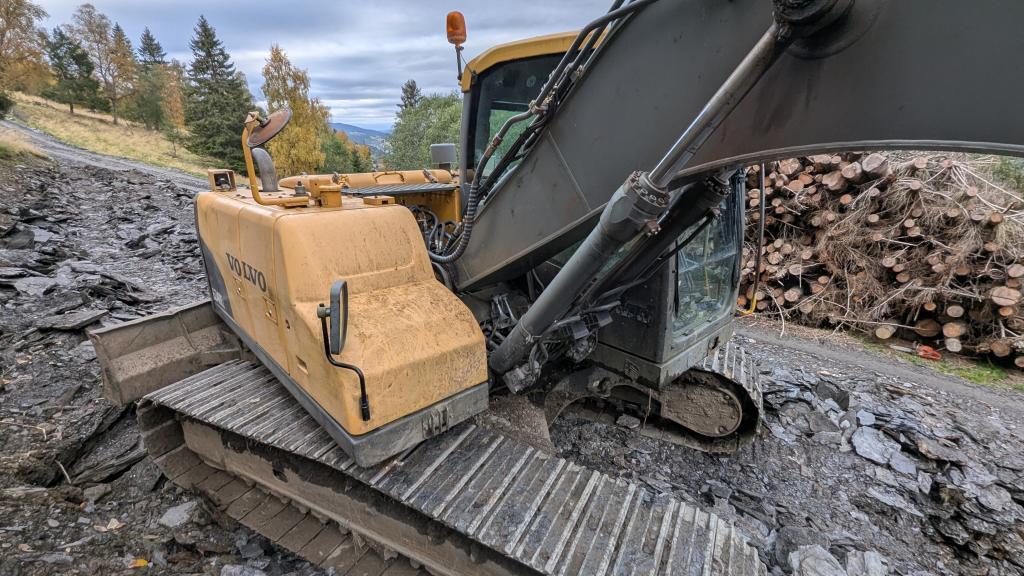 Volvo EC140CL med skuffer og tømmerklo