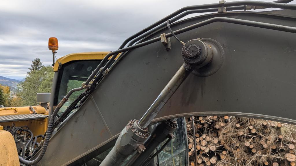 Volvo EC140CL med skuffer og tømmerklo