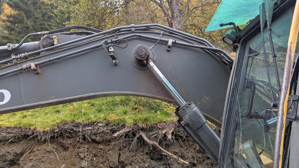 Volvo EC140CL med hogstaggregat, skuffer og tømmerklo