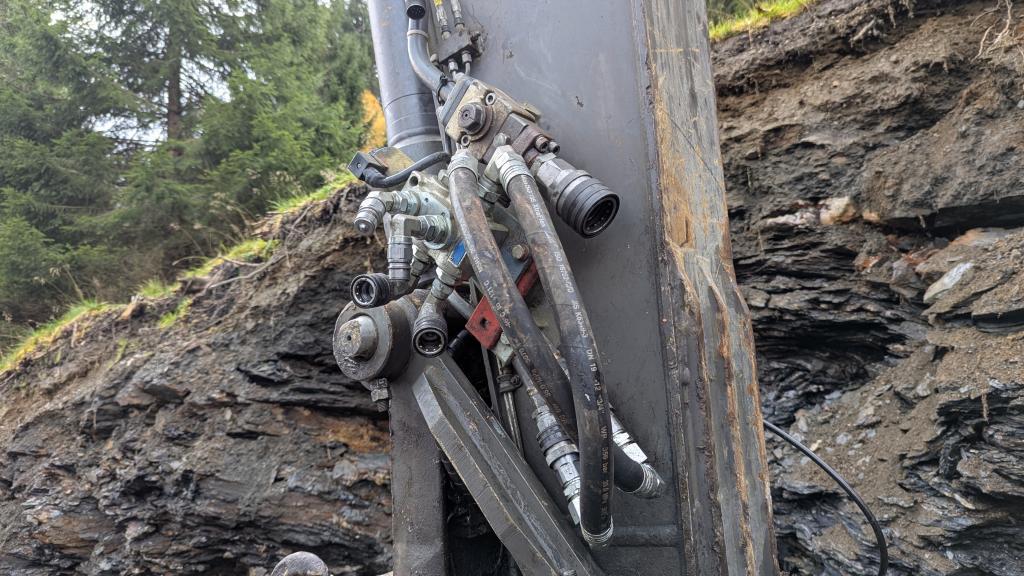 Volvo EC140CL med hogstaggregat, skuffer og tømmerklo