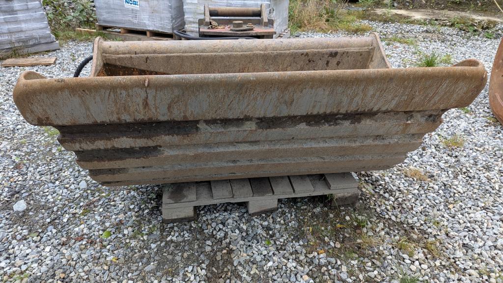 Volvo EC140CL med skuffer og tømmerklo