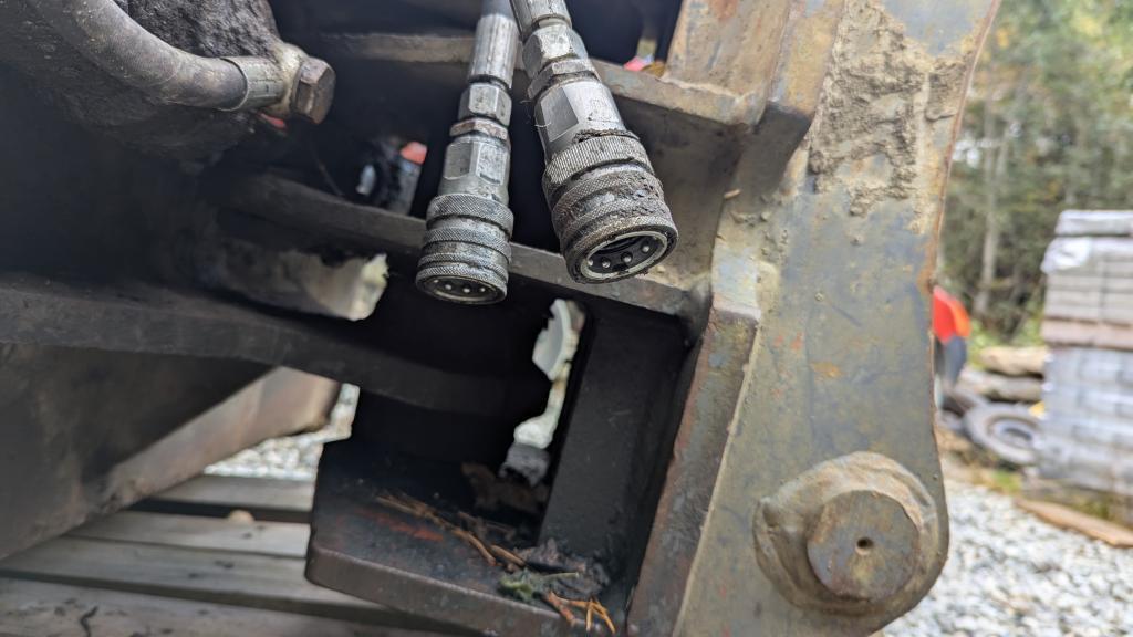 Volvo EC140CL med skuffer og tømmerklo